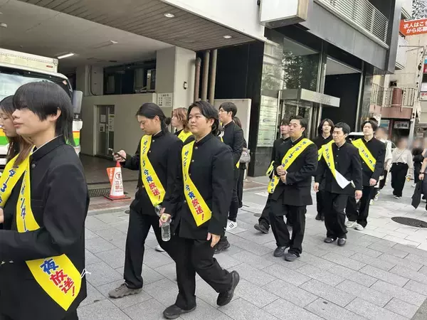 「渋谷に“雷警報”発生!? アニメ『サンダー３』放送開始日に渋谷をジャック！学ラン33人が大捜索、カミナリがスペシャルネタ披露」の画像