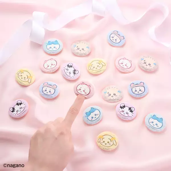 「「ちいかわ」ハチワレ、うさぎがリボンでおめかし♪ かわいいコスメスポンジ＆ラメ入り入浴剤、27年版手帳・カレンダーも登場」の画像