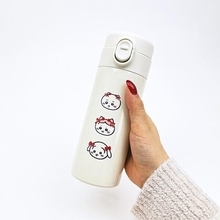 「ちいかわ」好きにはたまらない…♪ 赤いリボンと妖精姿が超キュート！ 癒しの表情あふれるコンパクトサイズのワンタッチステンレスボトルが登場