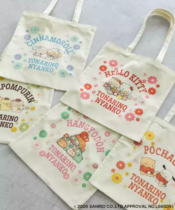 可愛いが渋滞♪「サンリオ」×「となりのにゃんこ」コラボアイテム登場！Tシャツ、トートバッグにしっぽ付きアクキーまで