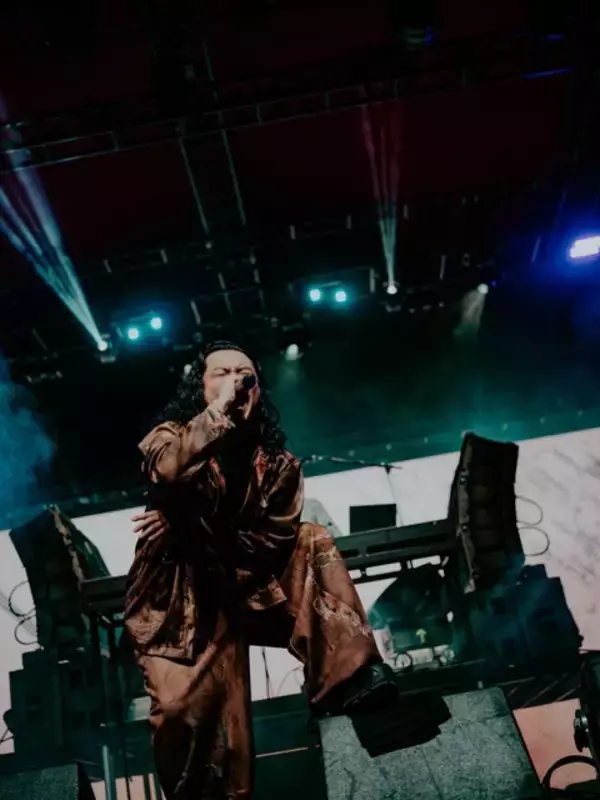 「Creepy Nuts、世界最大級フェス「コーチェラ」でアニメ主題歌ヒット曲を披露　『マッシュル』『ダンダダン』『よふかしのうた』が世界の観客を魅了」の画像