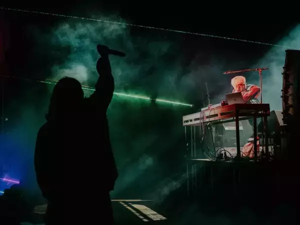 「Creepy Nuts、世界最大級フェス「コーチェラ」でアニメ主題歌ヒット曲を披露　『マッシュル』『ダンダダン』『よふかしのうた』が世界の観客を魅了」の画像