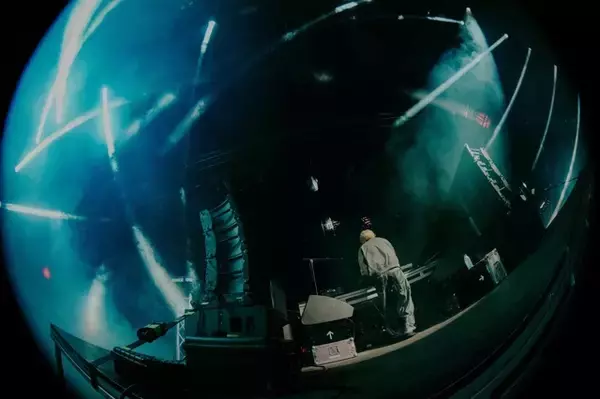 「Creepy Nuts、世界最大級フェス「コーチェラ」でアニメ主題歌ヒット曲を披露　『マッシュル』『ダンダダン』『よふかしのうた』が世界の観客を魅了」の画像