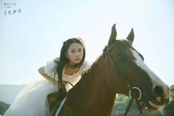 「「ラブライブ！蓮ノ空」声優・野中ここな、制服姿や入浴カット、海辺の乗馬姿も幻想的♪ 1st写真集が1月15日発売」の画像