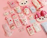 「コリラックマがいっぱいで幸せ…♪ 話題のシールやシール帳、ぬいぐるみ、ペンポーチなど必見グッズが目白押し」の画像2