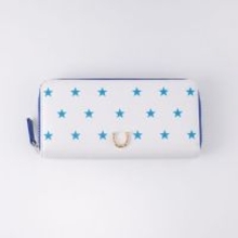 「スティール・ボール・ラン ジョジョの奇妙な冒険」ジョニィの蹄鉄、ジャイロの鉄球がレザーコレクションに!? 日常使いしやすいケース類、財布に注目！