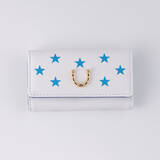 「「スティール・ボール・ラン ジョジョの奇妙な冒険」ジョニィの蹄鉄、ジャイロの鉄球がレザーコレクションに!? 日常使いしやすいケース類、財布に注目！」の画像3