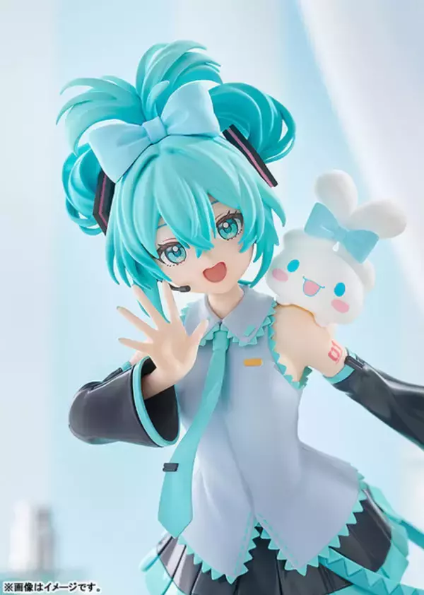 「お揃いのリボンと髪型で笑顔のポーズ♪ 初音ミク×シナモンのコラボフィギュアが登場！ 肩にちょこんと乗ったシナモンもキュート♪」の画像