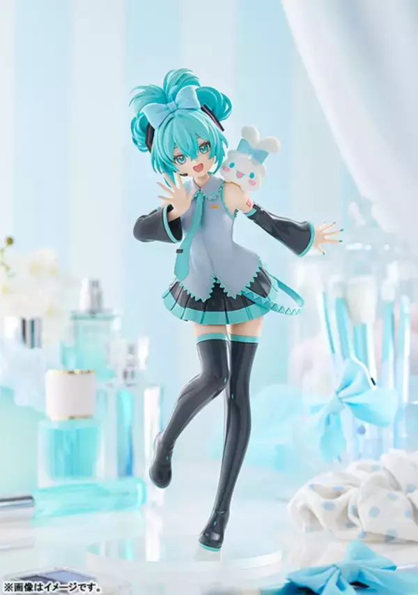「お揃いのリボンと髪型で笑顔のポーズ♪ 初音ミク×シナモンのコラボフィギュアが登場！ 肩にちょこんと乗ったシナモンもキュート♪」の画像
