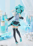 「お揃いのリボンと髪型で笑顔のポーズ♪ 初音ミク×シナモンのコラボフィギュアが登場！ 肩にちょこんと乗ったシナモンもキュート♪」の画像4