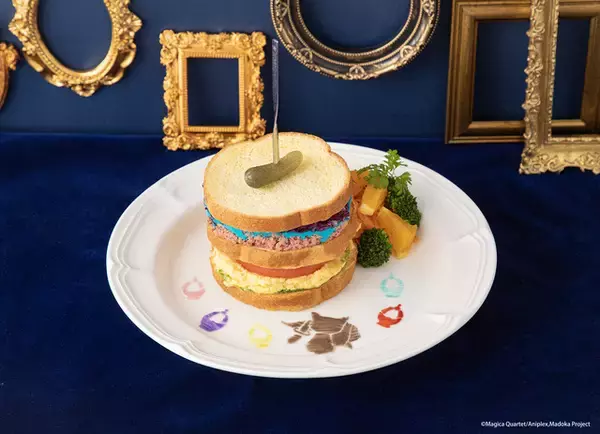 「「まどマギ」キュゥべえ“僕と契約して、カフェにおいでよ！” まどか、ほむらが大人コーデで出迎えるカフェ開催」の画像