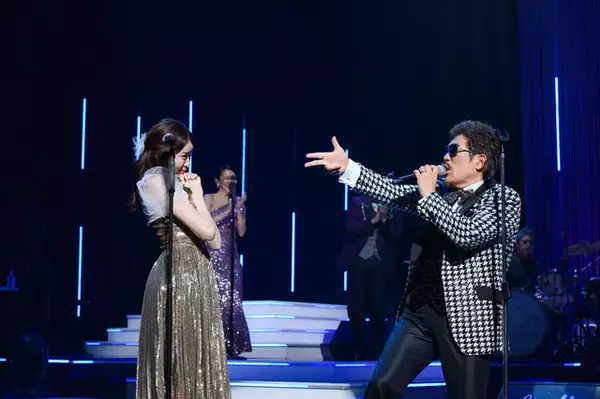 「アニソン界でも“デュエットの帝王”！鈴木雅之「かぐや様」全主題歌　ヒロインとのライブ映像＆MVを12/30に一挙公開！歌う姿はやっぱりセクシーです」の画像