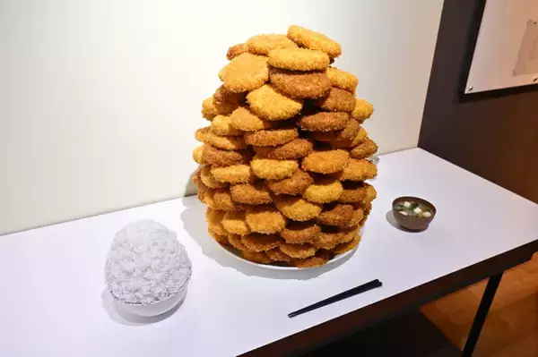 「「ウマ娘 シンデレラグレイ 怪物の蹄跡展」山盛りコロッケを忠実に再現!? オグリキャップとタマモクロスの掛け合いも」の画像