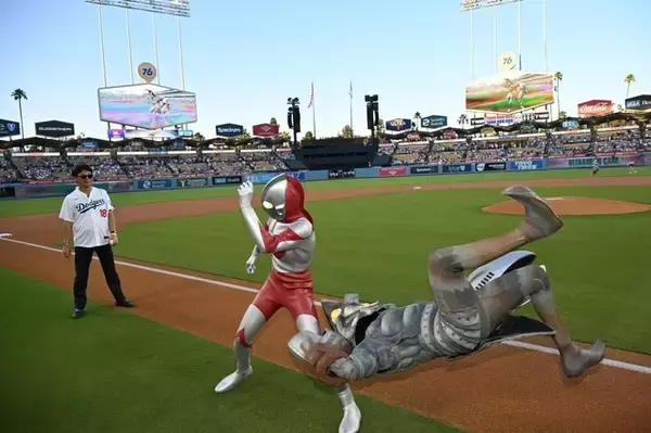 「ウルトラマン＆バルタン星人がドジャースタジアムで乱闘!? 「MLB」ドジャースの始球式に登場」の画像