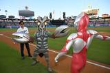 「ウルトラマン＆バルタン星人がドジャースタジアムで乱闘!? 「MLB」ドジャースの始球式に登場」の画像4