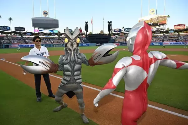 「ウルトラマン＆バルタン星人がドジャースタジアムで乱闘!? 「MLB」ドジャースの始球式に登場」の画像