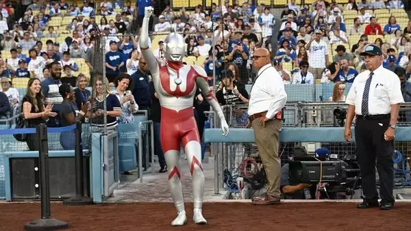「ウルトラマン＆バルタン星人がドジャースタジアムで乱闘!? 「MLB」ドジャースの始球式に登場」の画像
