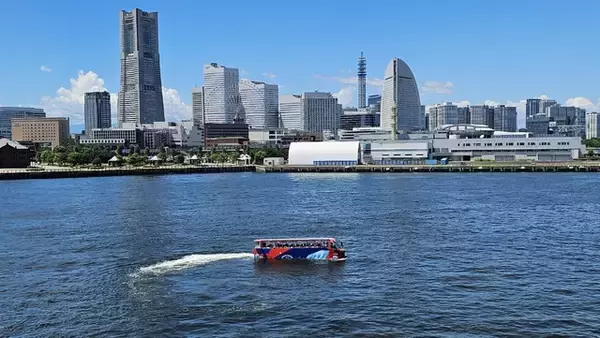 「「名探偵コナン」映画の舞台を満喫♪水陸両用バス「スカイダック横浜」とコラボ！オリジナルグッズも展開」の画像