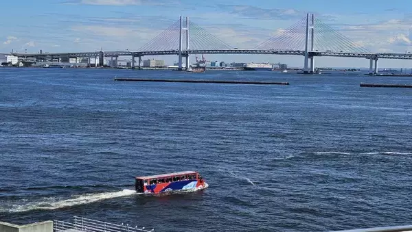 「「名探偵コナン」映画の舞台を満喫♪水陸両用バス「スカイダック横浜」とコラボ！オリジナルグッズも展開」の画像