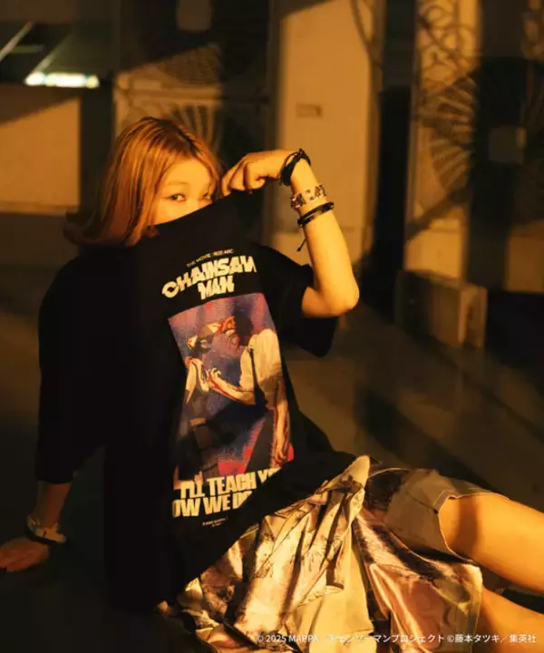 「「チェンソーマン」レゼ “デンジ君みたいな面白い人はじめて”Tシャツや、“VSボム”トートも！クールなアパレル・グッズ登場」の画像