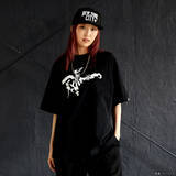 「「ガンダム」シャアザクの“キック”がTシャツに！ ストリートテイストのTシャツ＆コーチジャケット登場【STRICT-G】」の画像1