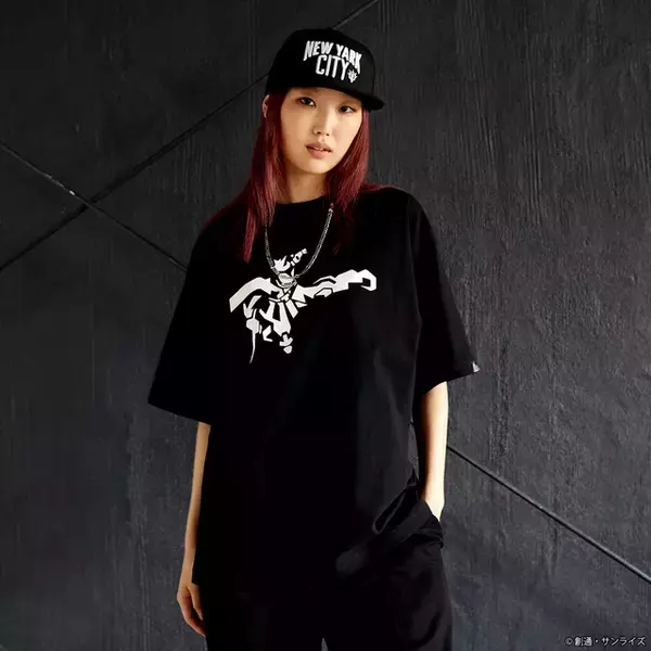 「ガンダム」シャアザクの“キック”がTシャツに！ ストリートテイストのTシャツ＆コーチジャケット登場【STRICT-G】