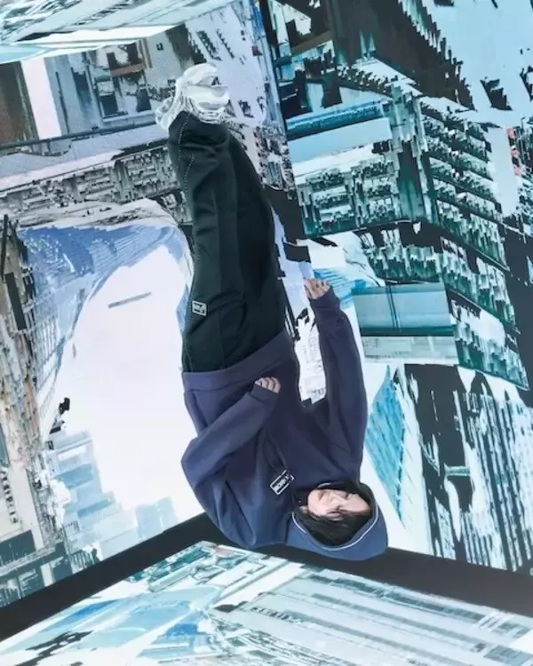 「YOASOBIがASICSとコラボ！ 自らデザインに参加したシューズ＆アパレルを発売！」の画像