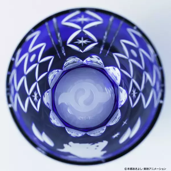 「「デジモンアドベンチャー」アグモン＆ガブモン、職人が手作業で作り出す“江戸切子”特注グラスに！ 各200個限定の伝統工芸品」の画像