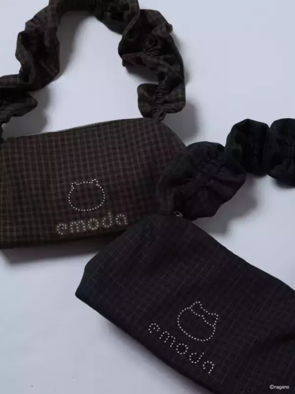 「ちいかわのさり気ないシルエットがかわいい♪ 「ちいかわ」×「EMODA」コレクション登場！ トップスやデニム、バッグなど全5型EC先行販売」の画像