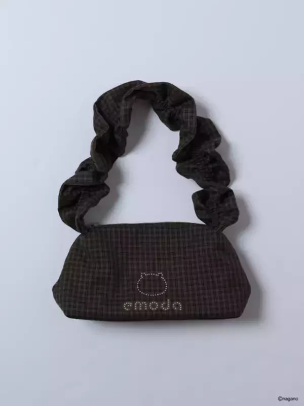 「ちいかわのさり気ないシルエットがかわいい♪ 「ちいかわ」×「EMODA」コレクション登場！ トップスやデニム、バッグなど全5型EC先行販売」の画像