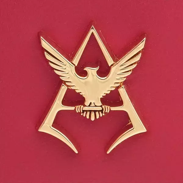 「「機動戦士ガンダム」これであなたも赤い彗星!?　シャア・アズナブルのパーソナルカラーである赤色にゴールドのエンブレムがワンポイントで入った小物5種が予約受付中」の画像