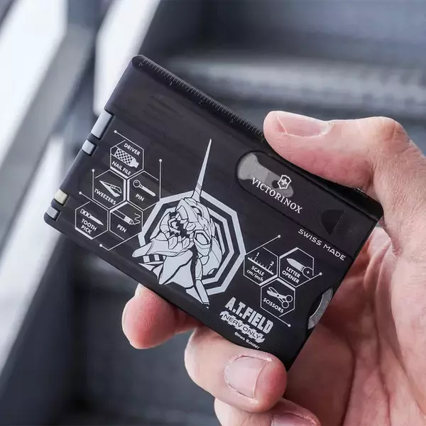 「「エヴァ」暴走する初号機＆獣化・2号機をスマートにデザイン！ハサミやピンセット…便利な10種ツールがひとつに！カード型マルチツール登場」の画像