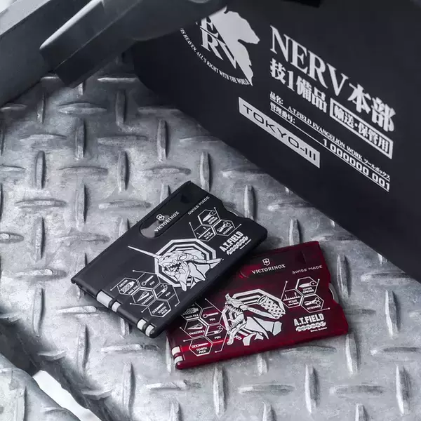 「「エヴァ」暴走する初号機＆獣化・2号機をスマートにデザイン！ハサミやピンセット…便利な10種ツールがひとつに！カード型マルチツール登場」の画像