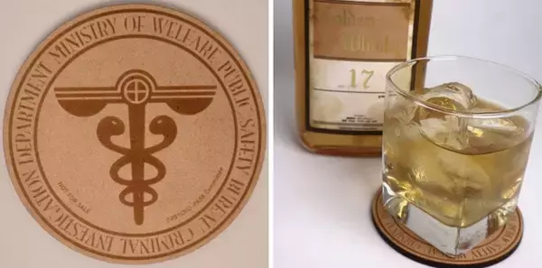 「「PSYCHO-PASS」狡噛慎也、常守朱の限定パケ！公式コラボウィスキー登場　公安マークのオリジナルコースター付き」の画像