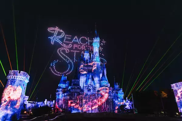 東京ディズニーランド初のドローンが夜空を舞う！9月終了人気キャッスルプロジェクション、感動のフィナーレ