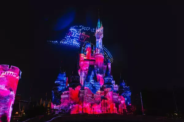 「東京ディズニーランド初のドローンが夜空を舞う！9月終了人気キャッスルプロジェクション、感動のフィナーレ」の画像