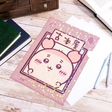 「ちいかわ」古本屋のキラッキラグッズが展開！ホログラムが輝くステッカー＆ファイルが登場♪