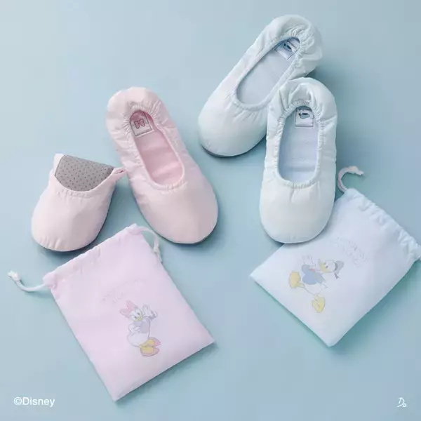 「「ディズニー」ドナルド＆デイジーとほっこり時間♪淡いブルーとピンクがかわいいトラベル・防寒グッズが新登場」の画像