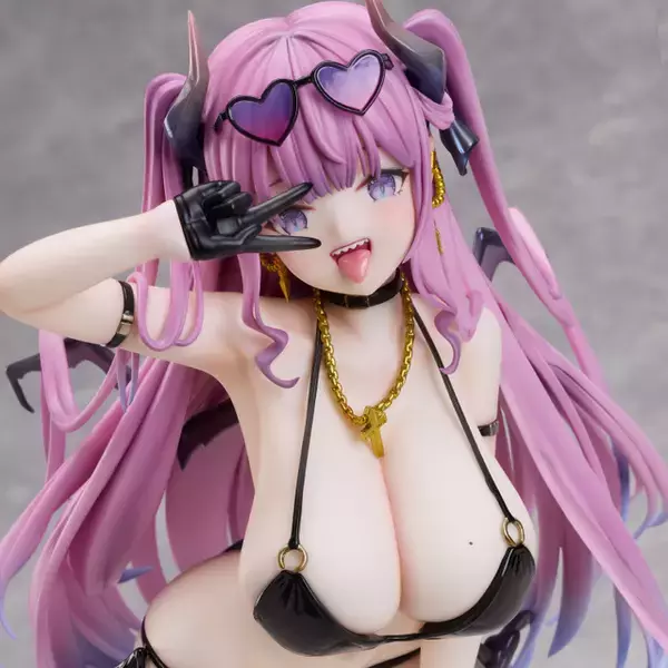 「セクシービキニにむちむちバディ♪ 胸のほくろに釘付け…！イラストレーター・しまぬんのオリキャラ「ザコザコちゃん」が1/6スケールで立体化」の画像