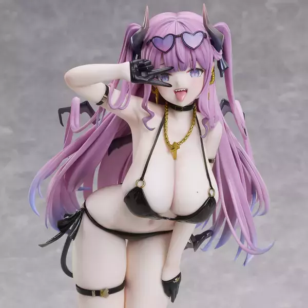 「セクシービキニにむちむちバディ♪ 胸のほくろに釘付け…！イラストレーター・しまぬんのオリキャラ「ザコザコちゃん」が1/6スケールで立体化」の画像