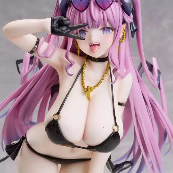 「セクシービキニにむちむちバディ♪ 胸のほくろに釘付け…！イラストレーター・しまぬんのオリキャラ「ザコザコちゃん」が1/6スケールで立体化」の画像