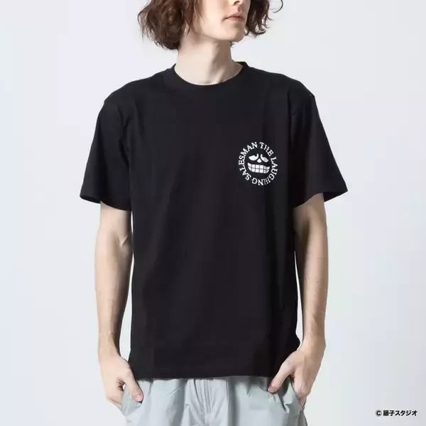 「「笑ゥせぇるすまん」喪黒福造の“ドーン!!!!”Tシャツで、ココロのスキマも埋まる♪ 日常使いなアパレル登場」の画像