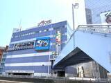 「閉館する映画館の壁が一棟まるごと“週刊マンガ雑誌”に！横浜駅「相鉄ムービル」で壁面マンガの新連載が始動」の画像3