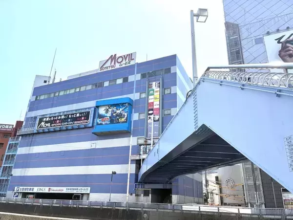 「閉館する映画館の壁が一棟まるごと“週刊マンガ雑誌”に！横浜駅「相鉄ムービル」で壁面マンガの新連載が始動」の画像