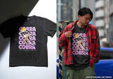 「「COBRA」ヴィンテージライクなTシャツが登場☆ ヒューッ見ろよデザインを…大人が自然に着こなせるみてえだ!!」の画像2