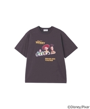 ウッディ＆バズ＆ジェシーが仲良くデザイン♪ 「トイ・ストーリー」ROSE BUDコレクション登場！ 名シーンTシャツやポーチなど遊び心あふれるアイテムがラインナップ♪