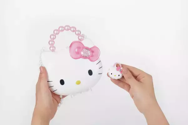 「懐かしい…！「ハローキティ」おもちゃが手のひらサイズに♪“サイフおしゃれ”や“おしゃれバッグ”など　カプセルトイ登場」の画像