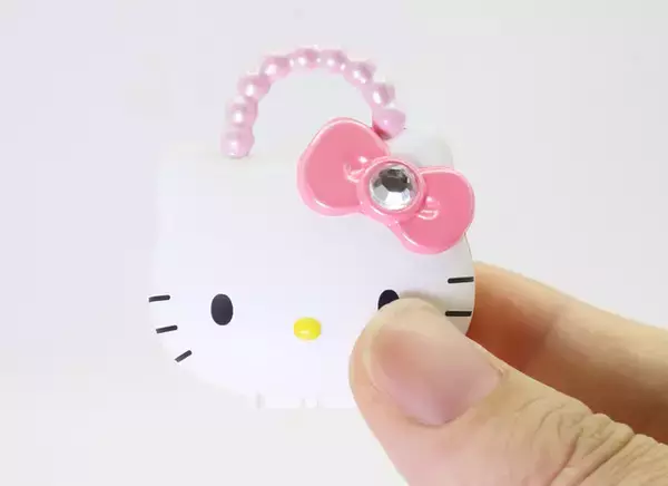 「懐かしい…！「ハローキティ」おもちゃが手のひらサイズに♪“サイフおしゃれ”や“おしゃれバッグ”など　カプセルトイ登場」の画像