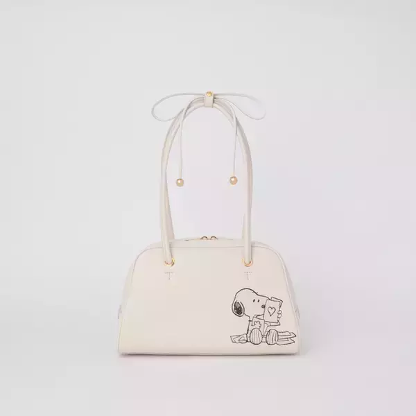 「スヌーピーがワンポイントに光る♪ FURLAの期間限定ポップアップストアに「ピーナッツ」とのコラボアイテム登場！」の画像