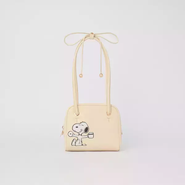 「スヌーピーがワンポイントに光る♪ FURLAの期間限定ポップアップストアに「ピーナッツ」とのコラボアイテム登場！」の画像
